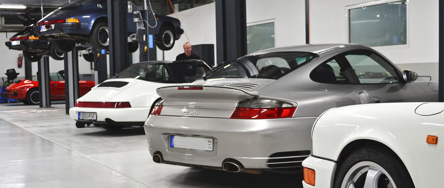 Porsche Autos in der Garage