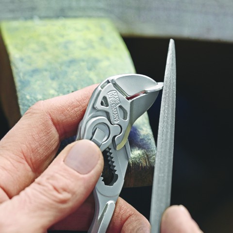 ergonomischer Griff. 8605150 15,2 cm Mini-Zangenschlüssel Knipex 